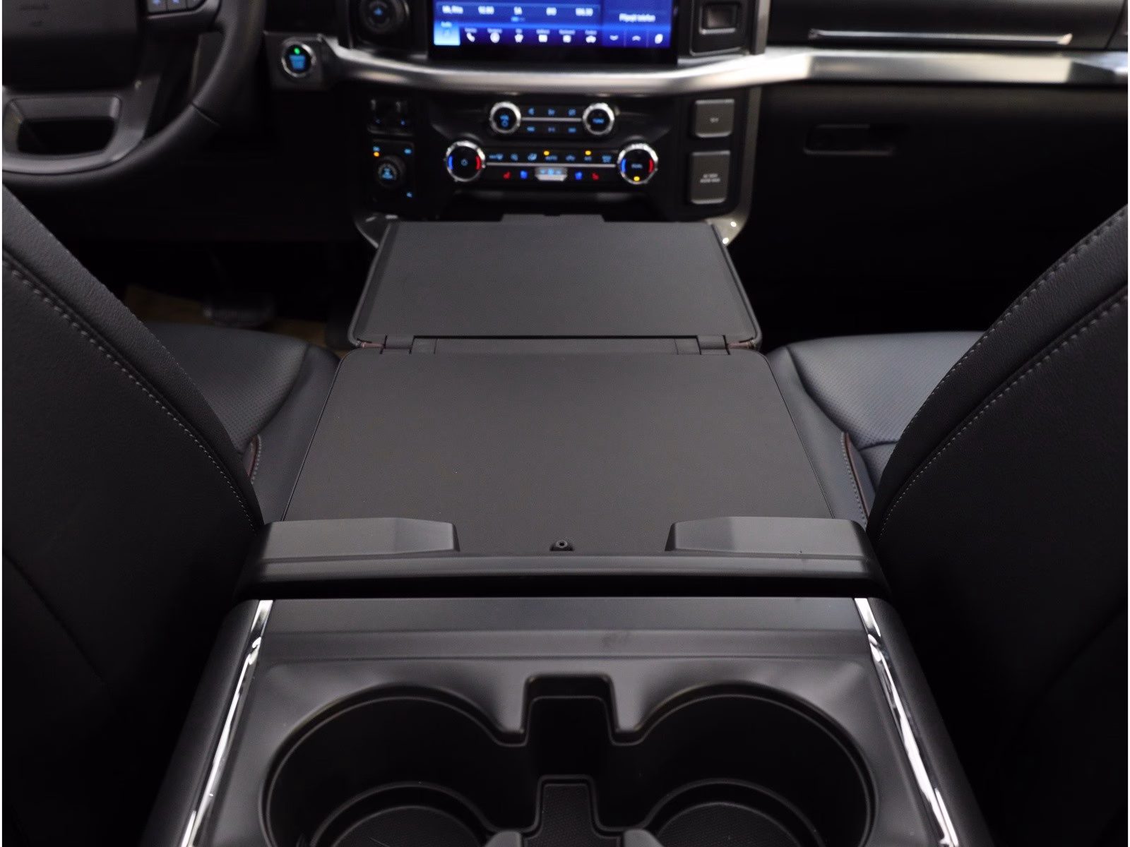 Ford F-150 Lariat, V8,298kW,4×4, panorama, tažné,