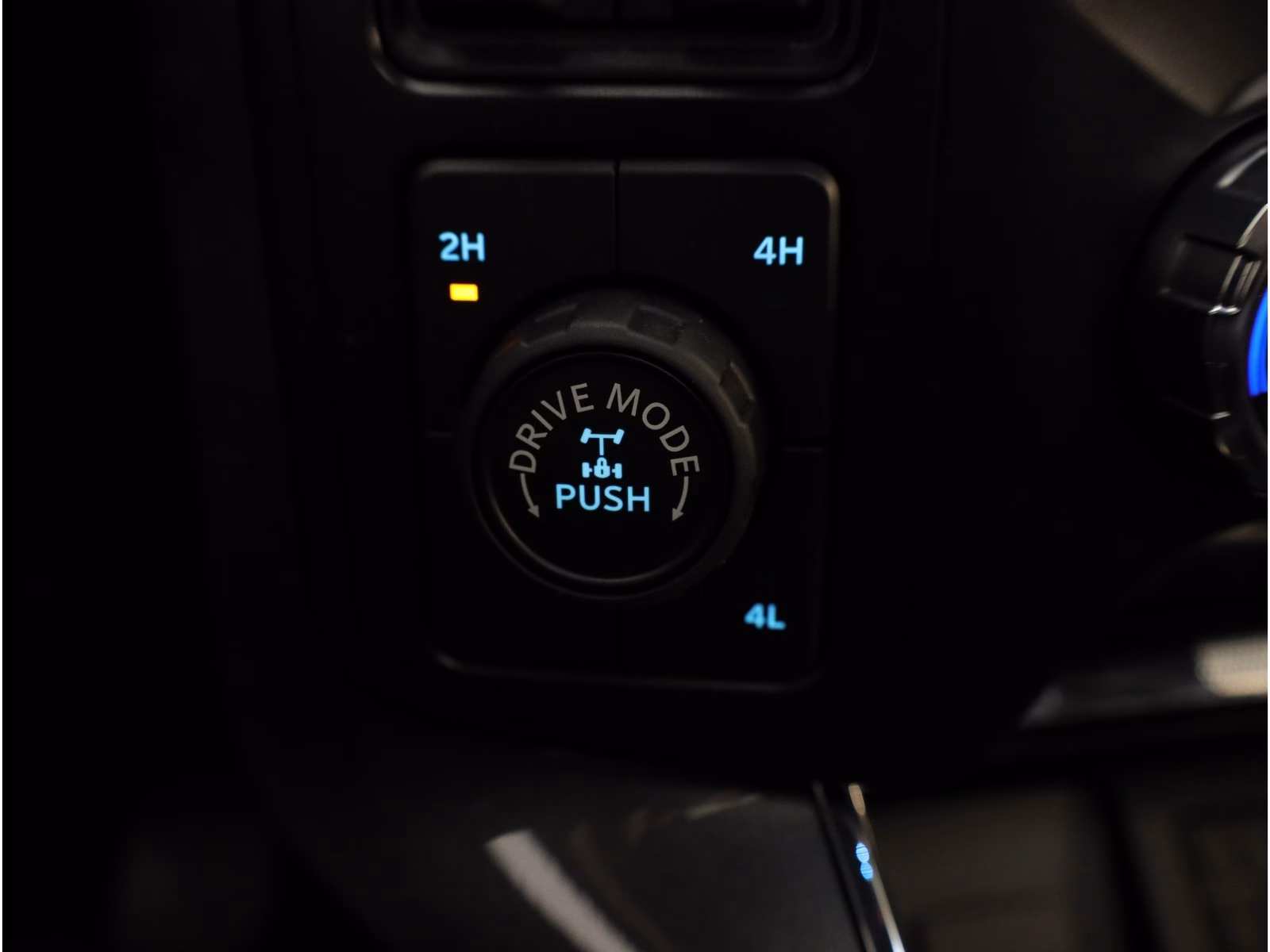 Ford F-150 Lariat, V8,298kW,4×4, panorama, tažné,