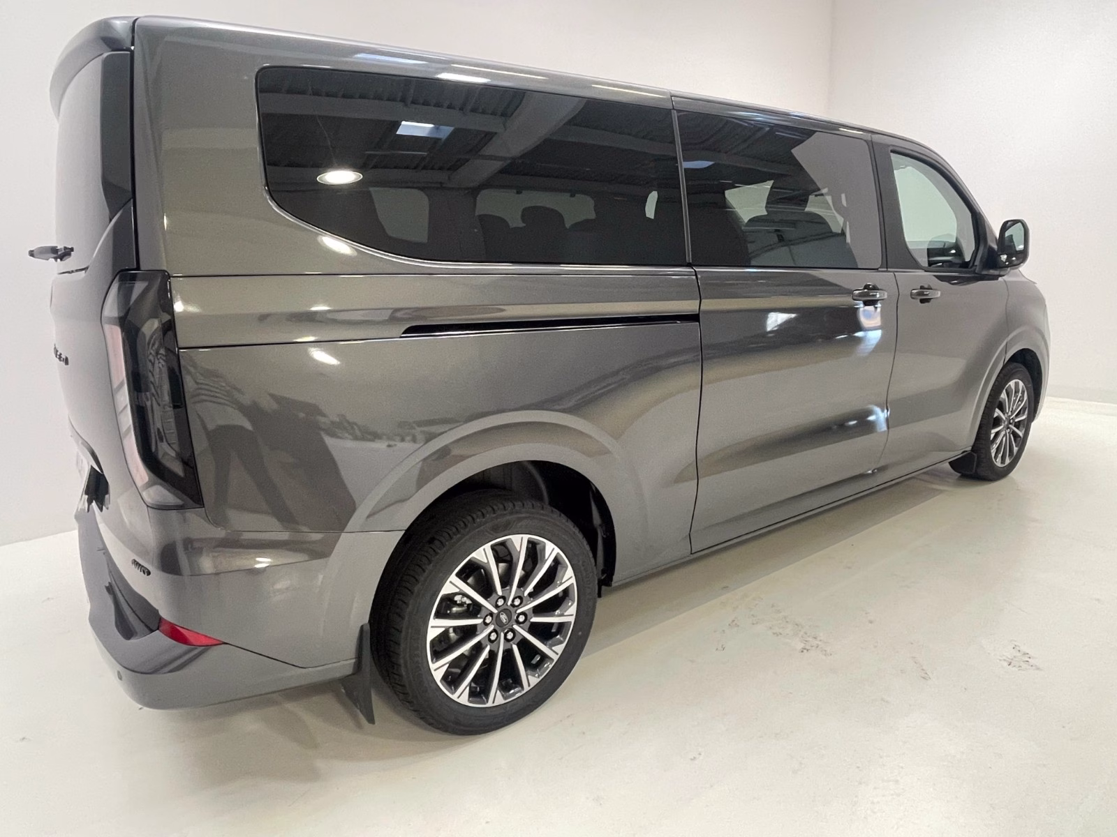 Ford Tourneo Custom 2,5 Duratec Hybrid eCVT Titanium X